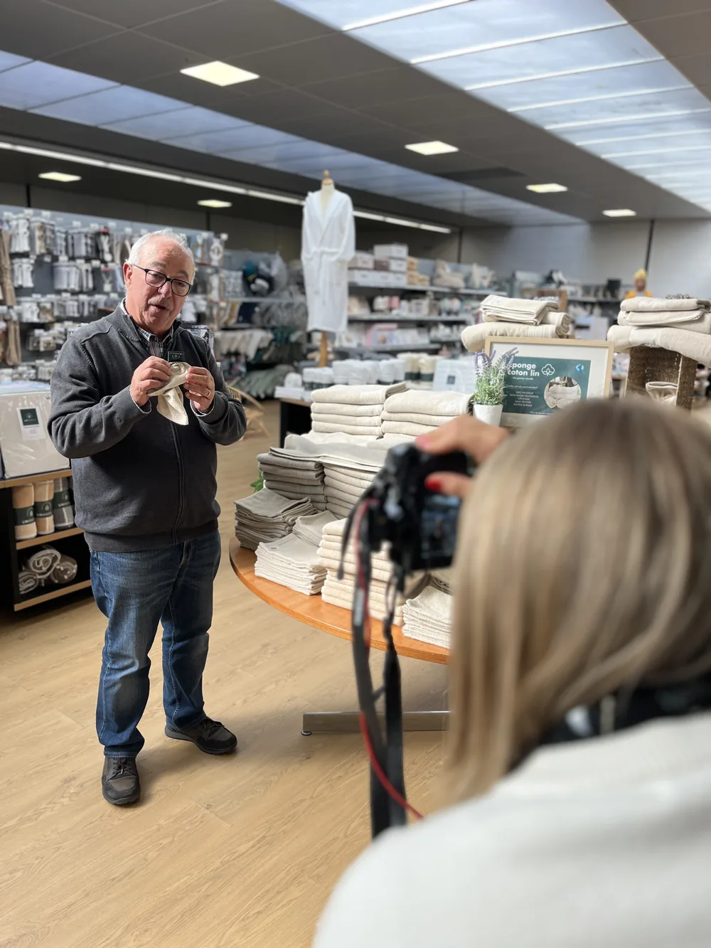 Carlos De Andrade, responsable technique de Linandelle, dans le magasin de Charleval