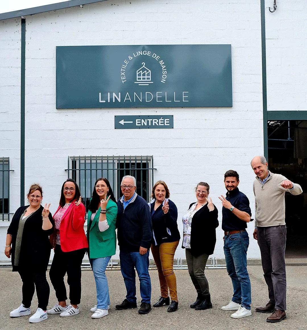 L'équipe de Linandelle devant le siège de l'entreprise à Charleval, en Normandie