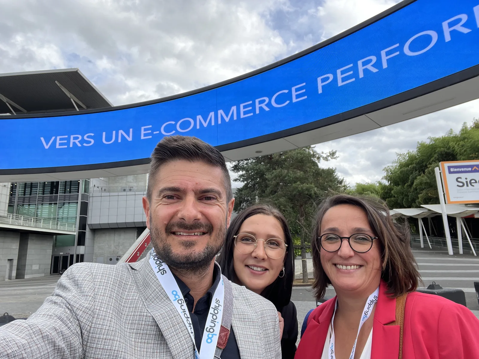 Ludovic Scolard et les deux responsables Linandelle au salon E-commerce Paris