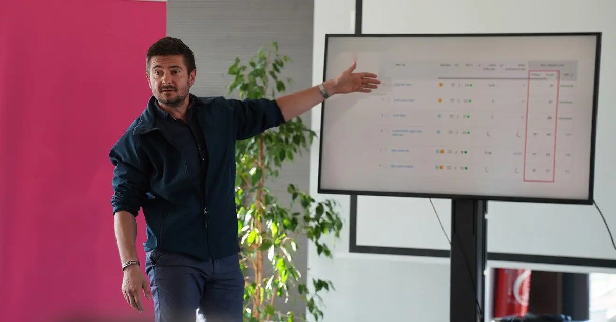 Ludovic Scolard, consultant SEO et GEO, présentant un tableau de suivi de positions lors d'une formation
